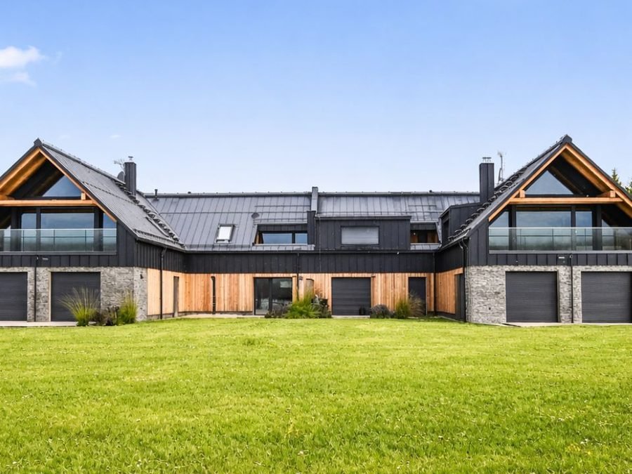 Apartmán v létě, zelená louka a modrá obloha